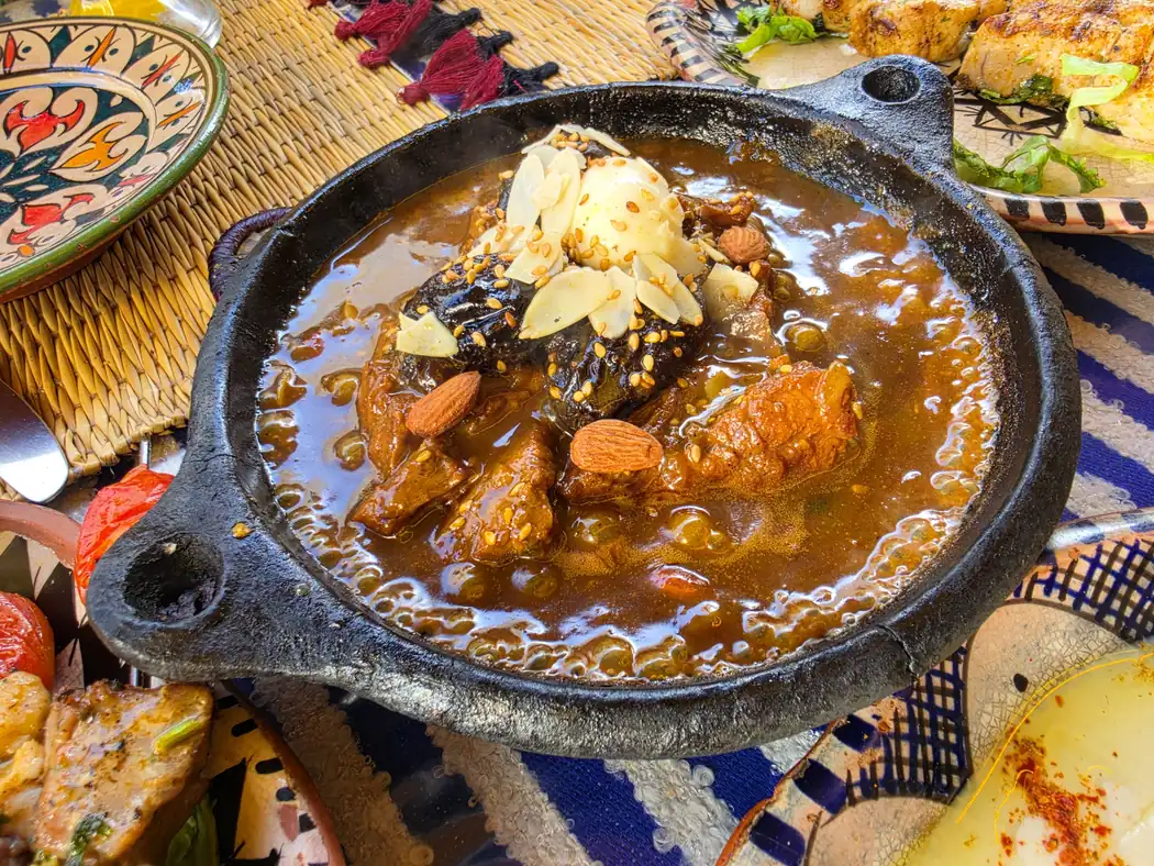 Tajine de viande, pruneaux et amandes