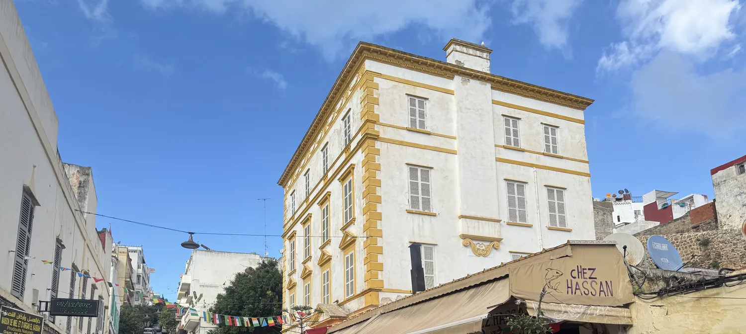 La façade de Chez Hassan et son auvent, rue de la Kasbah dans la médina de Tanger