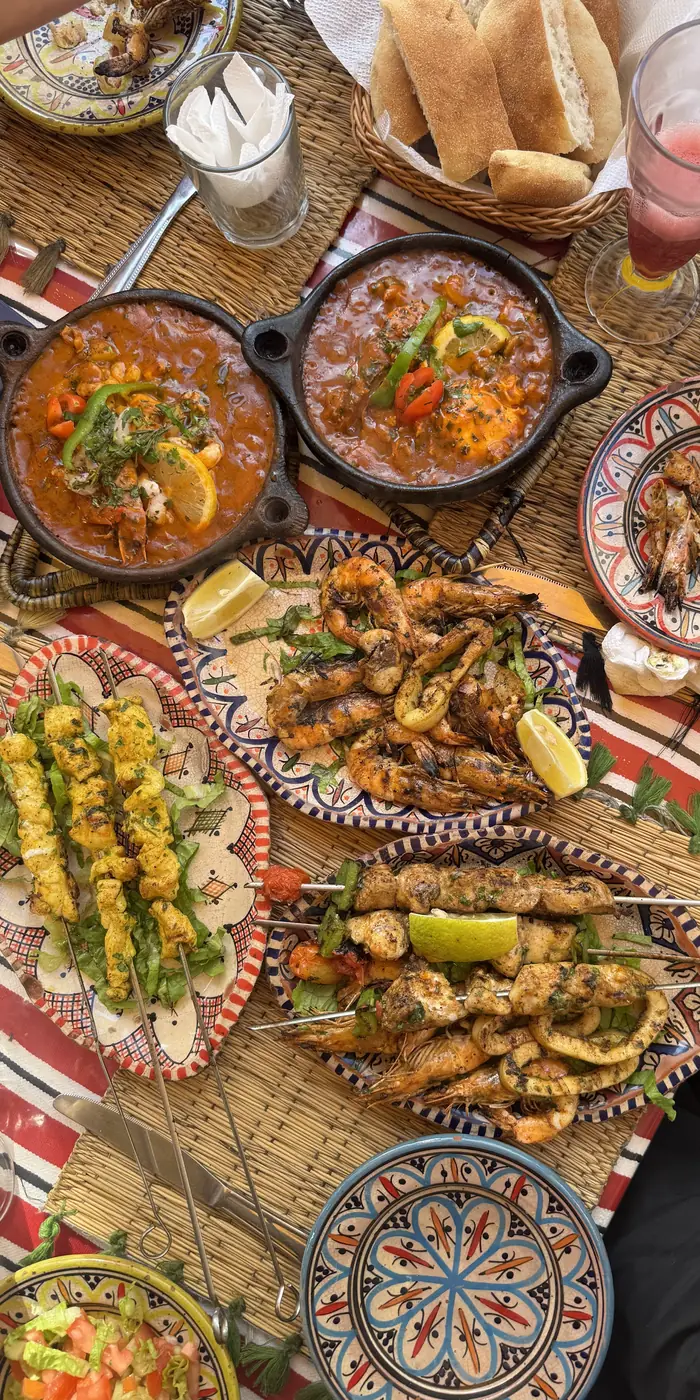 Assortiment de grillades, tajines de poisson et brochettes servis chez Hassan