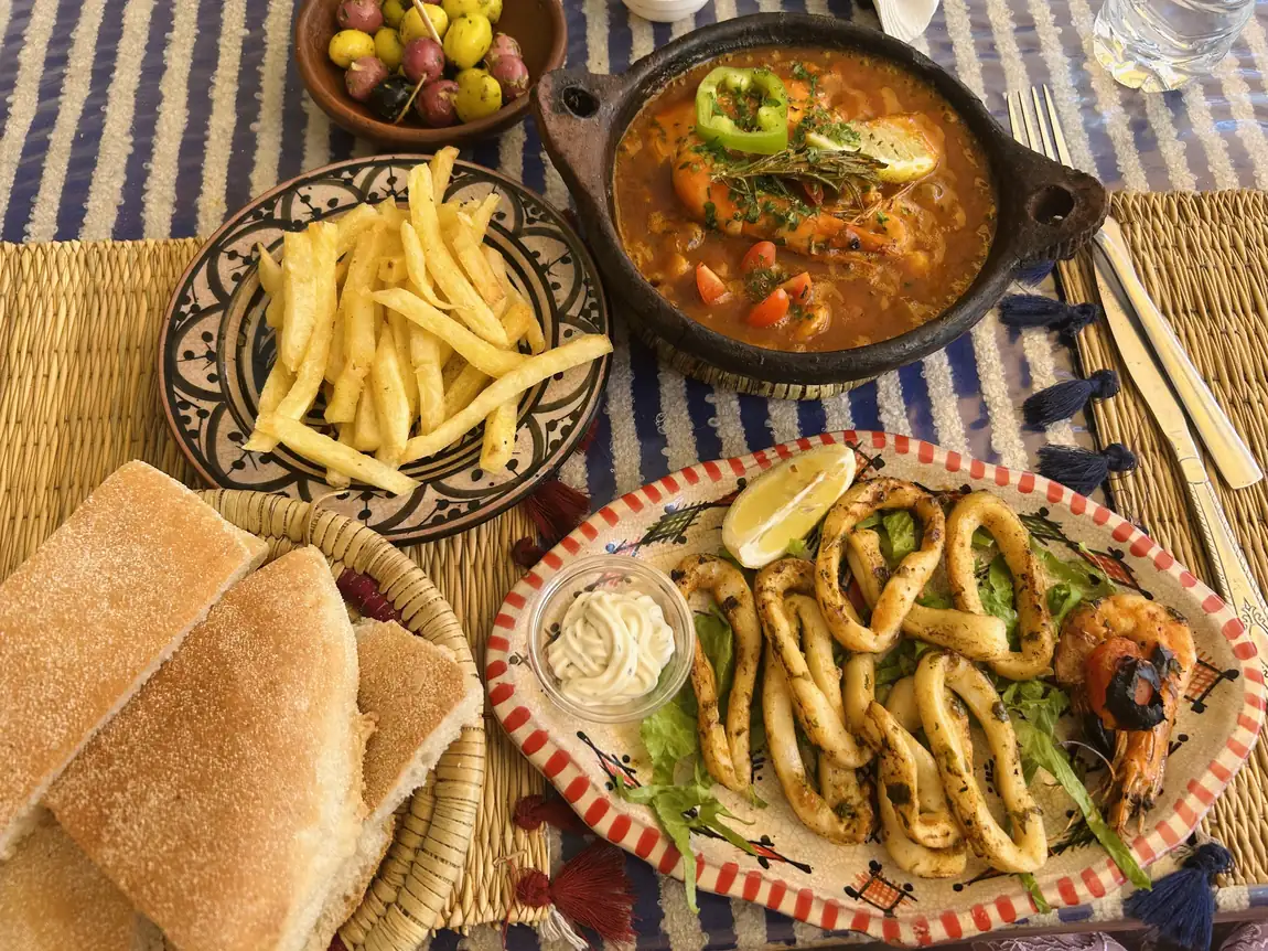 Tajine de poisson, calamars grillés et frites