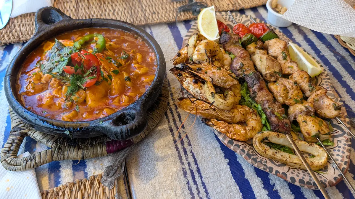 Plateau de grillades de la mer : crevettes, calamars et brochettes